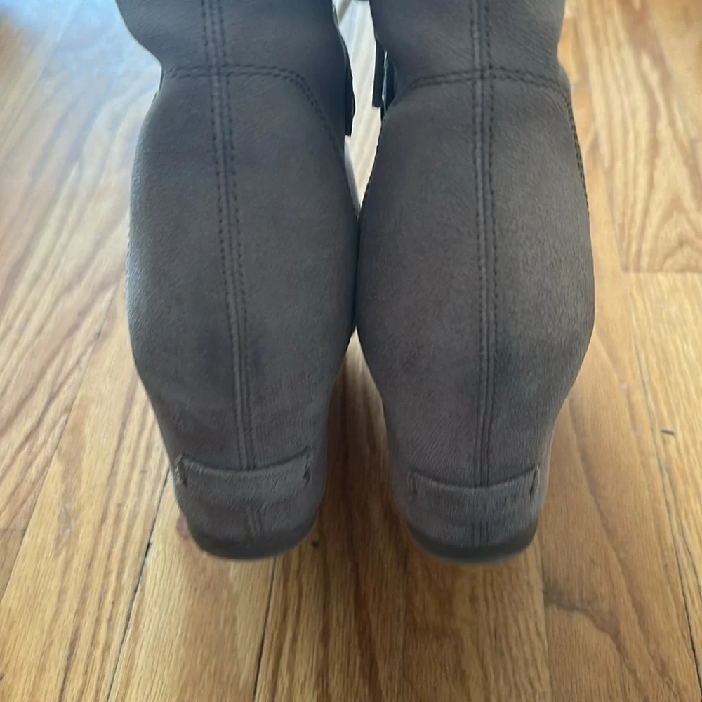 Sorel sz 9.5 Joan of arctic wedge in like tan cream color good pre owned cond